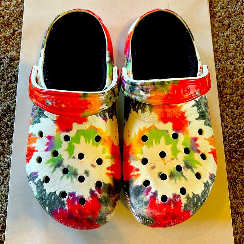 Tie die crocs 
Men’s 7 women’s 9
Fur lined 
Excellent condition